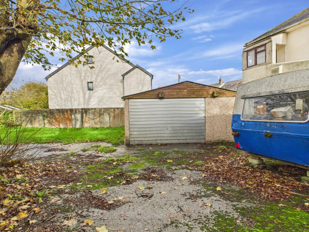 Lot: 50 - SUBSTANTIAL HOUSE DIVIDED INTO TWO FLATS WITH GARDENS AND PARKING - Detached garage